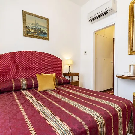 Guest house Palazzo Schiavoni Residenza D'epoca & Suite-apartments 3*