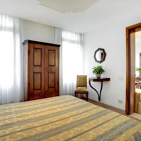Palazzo Schiavoni Residenza D'epoca & Suite-apartments 4*