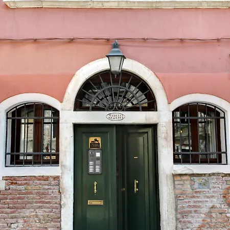Guest house Palazzo Schiavoni Residenza D'epoca & Suite-apartments 3*