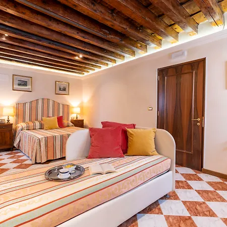 Palazzo Schiavoni Residenza D'epoca & Suite-apartments 3*