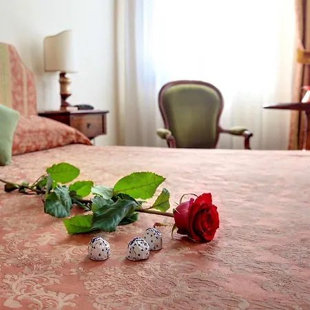 Guest house Palazzo Schiavoni Residenza D'epoca & Suite-apartments 3*